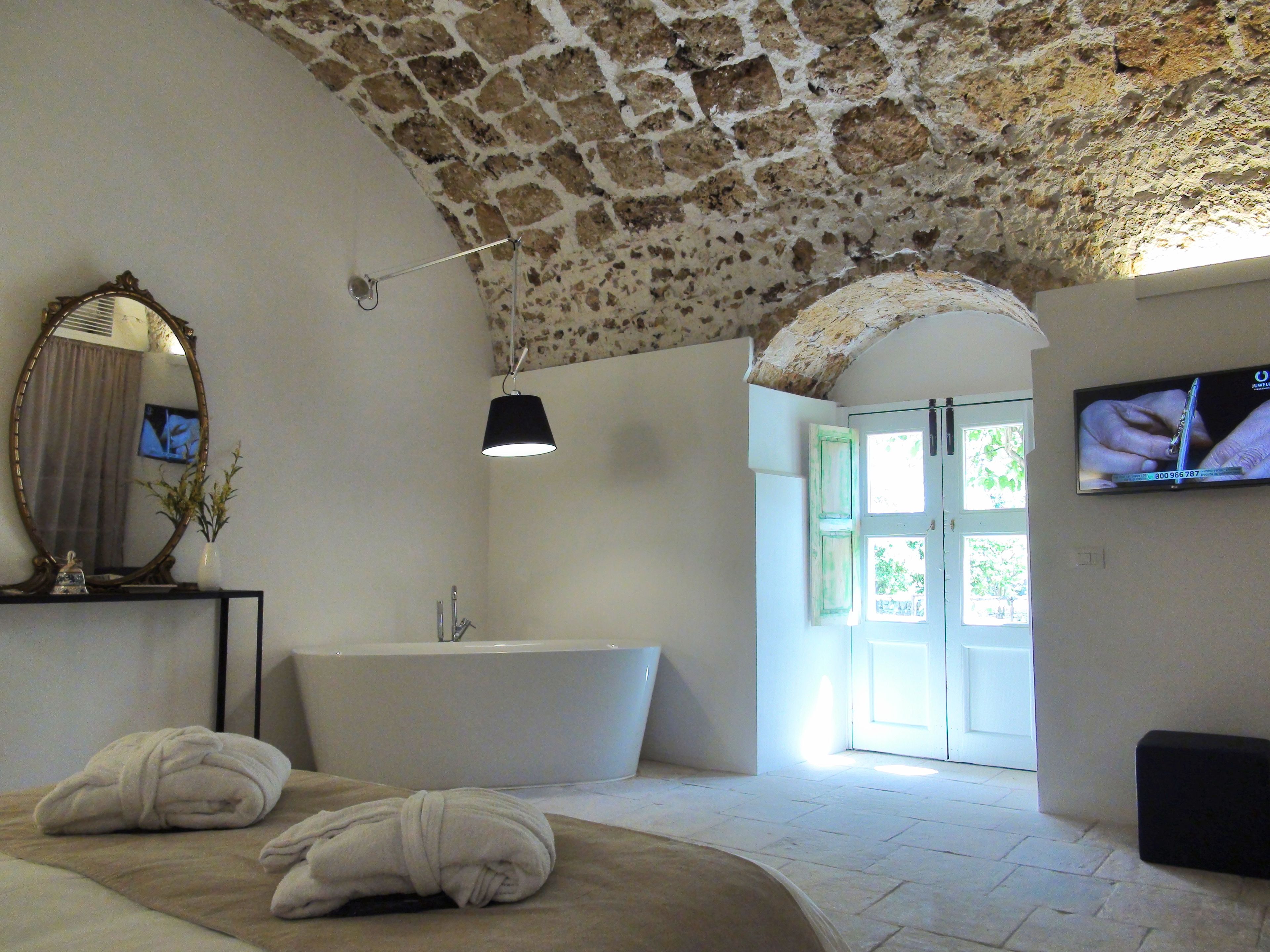 Camera Elite, 1 letto queen, vasca da bagno, lato giardino | Vista dalla camera