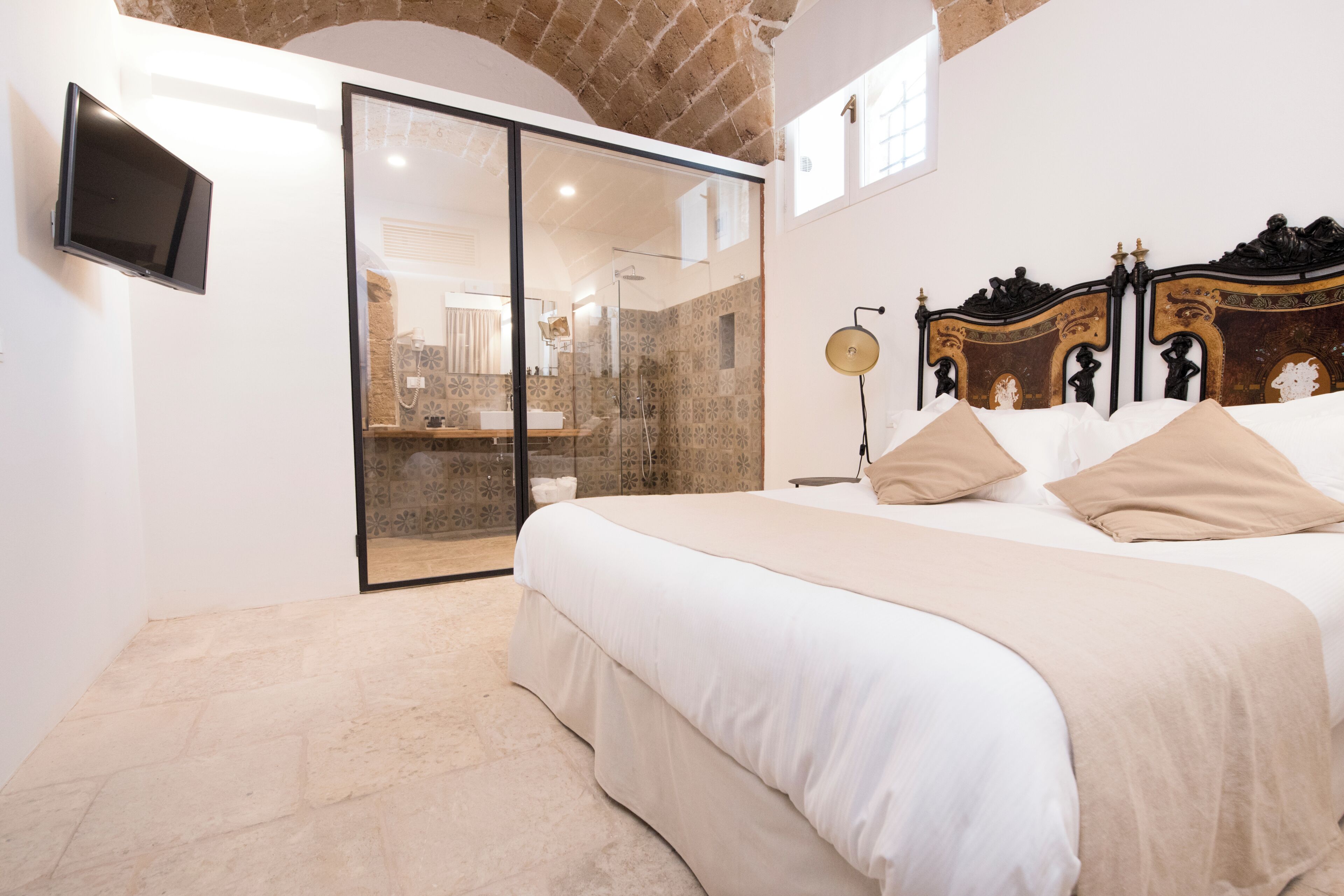 Superior Room, 1 Queen Bed, Courtyard Area, Adult only