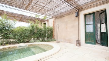 Superior Room, 1 Queen Bed, Private Pool, Garden Area, Adult Only | Dundyner, minibar, pengeskab på værelset, skrivebord