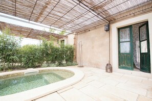 Superior Room, 1 Queen Bed, Private Pool, Garden Area, Adult Only | Couette en duvet d'oie, minibar, coffres-forts dans les chambres, bureau