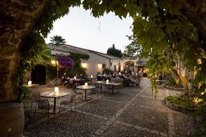 Dinner and brunch served  - Baglio Siciliamo Country House Adult Only (Noto)