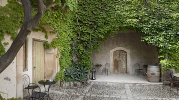 Superior Room, 1 Queen Bed, Courtyard Area, Adult only | Vista cortile