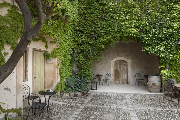 Superior Room, 1 Queen Bed, Courtyard Area, Adult only | Vue sur la cour