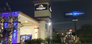 A hotel with a HomeBridge Inn & Suites sign, a BBVA Compass ATM, and a Luby's store.