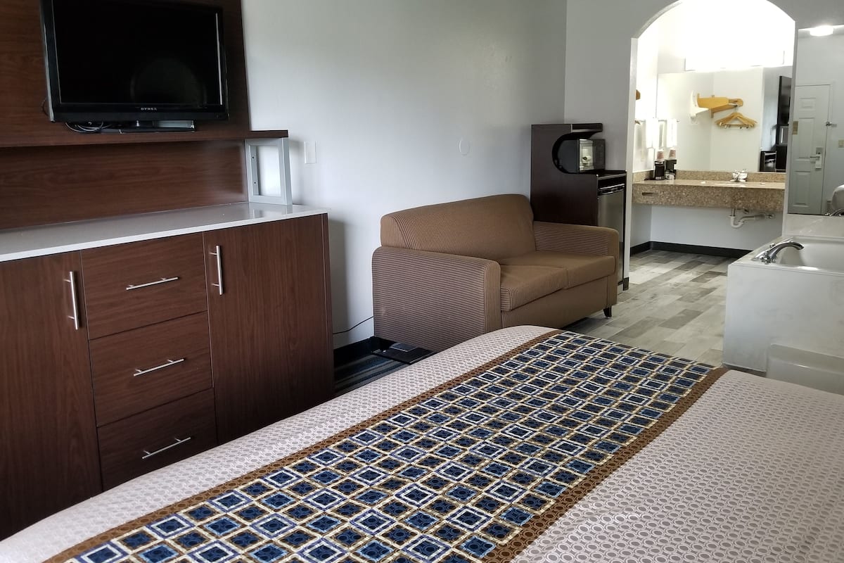 In-room safe, iron/ironing board, free WiFi, alarm clocks