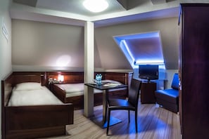 Basic Double Room | Hypo-allergenic bedding, laptop workspace, iron/ironing board, free WiFi - Hotel am Wilhelmsplatz (Stuttgart)