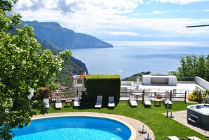 Seasonal outdoor pool, a rooftop pool, pool umbrellas, sun loungers - Villa La Ventana (Sant'Agnello)