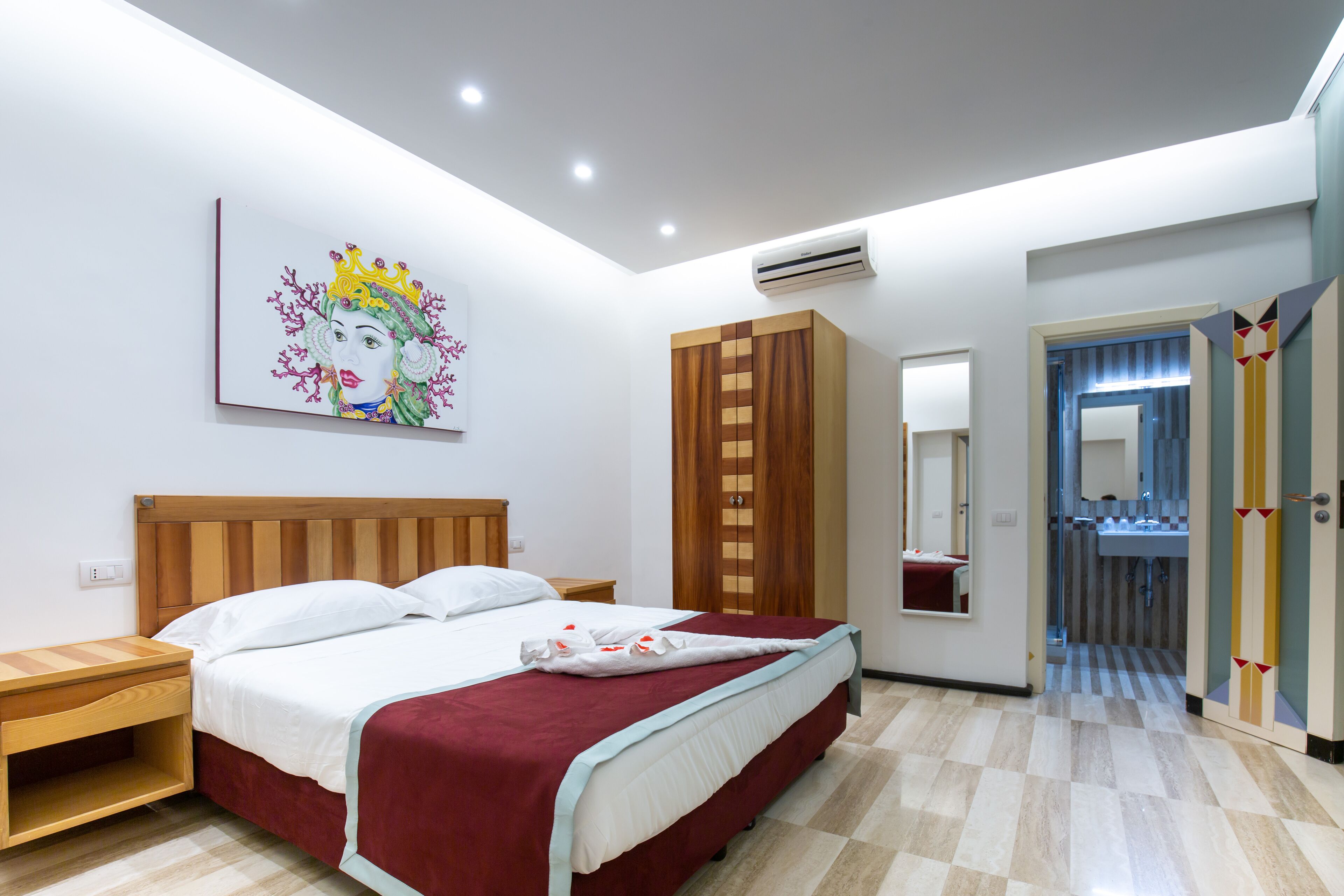 Habitación doble superior, 1 cama Queen size, vista al mar, planta baja | Caja de seguridad en la habitación y muebles diferentes 