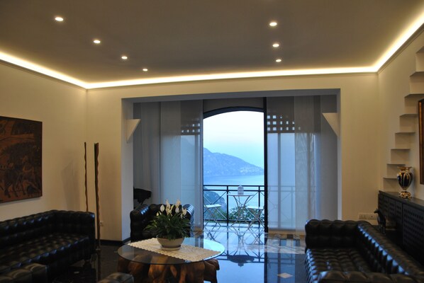 Vila panorâmica | Área de estar | TV LCD 32 polegadas com canais a cabo, TV