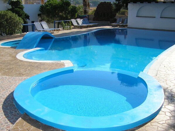 Outdoor pool - Gaia Hotel (Santorini)