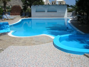 สระว่ายน้ำกลางแจ้ง