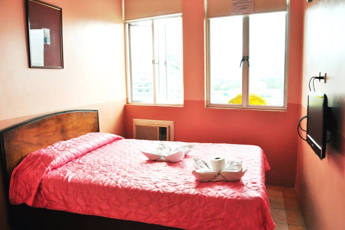 In-room safe, desk, WiFi (free), bed sheets