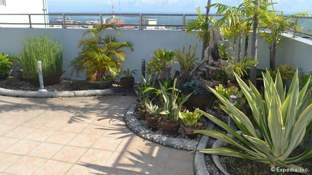 A rooftop garden with various potted plants and a view of the cityscape. - GV Tower Hotel (Cebu City)