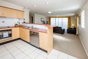 Full-sized fridge, microwave, oven, stovetop - Springwood Tower Apartment Hotel (Springwood)