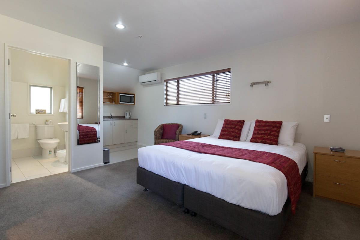 Executive Studio | 1 bedroom, desk, laptop workspace, soundproofing