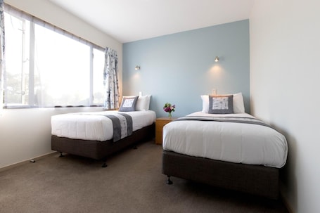 1 habitación, escritorio y espacio para trabajar con laptop