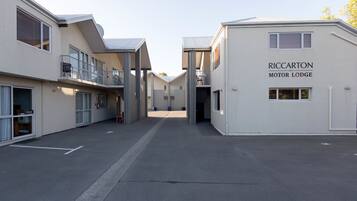 Um edifício moderno com uma placa que diz 'RICCARTON MOTOR LODGE'.
