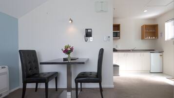Room, 1 Bedroom | Private kitchen