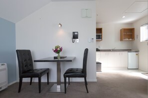Room, 1 Bedroom | Private kitchen | Fridge, microwave, stovetop, electric kettle
