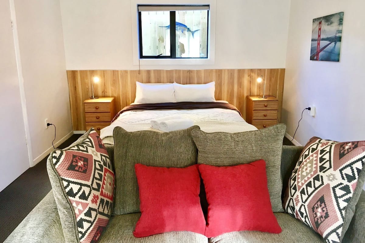 Tabla de planchar con plancha, wifi gratis, ropa de cama