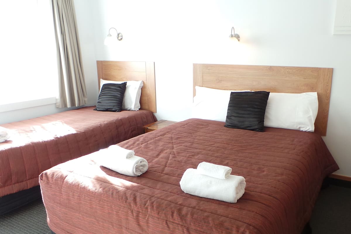 Tabla de planchar con plancha, wifi gratis, ropa de cama