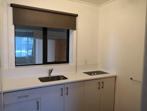 Classic Apartment | Private kitchen | Fridge, coffee/tea maker, electric kettle - Owens Motel (Dunedin)