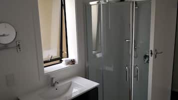 Appartamento Classic | Bagno | Doccia, asciugacapelli, asciugamani