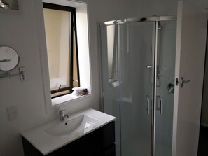 Apartemen Klasik | Kamar mandi | Shower, pengering rambut,  dan handuk