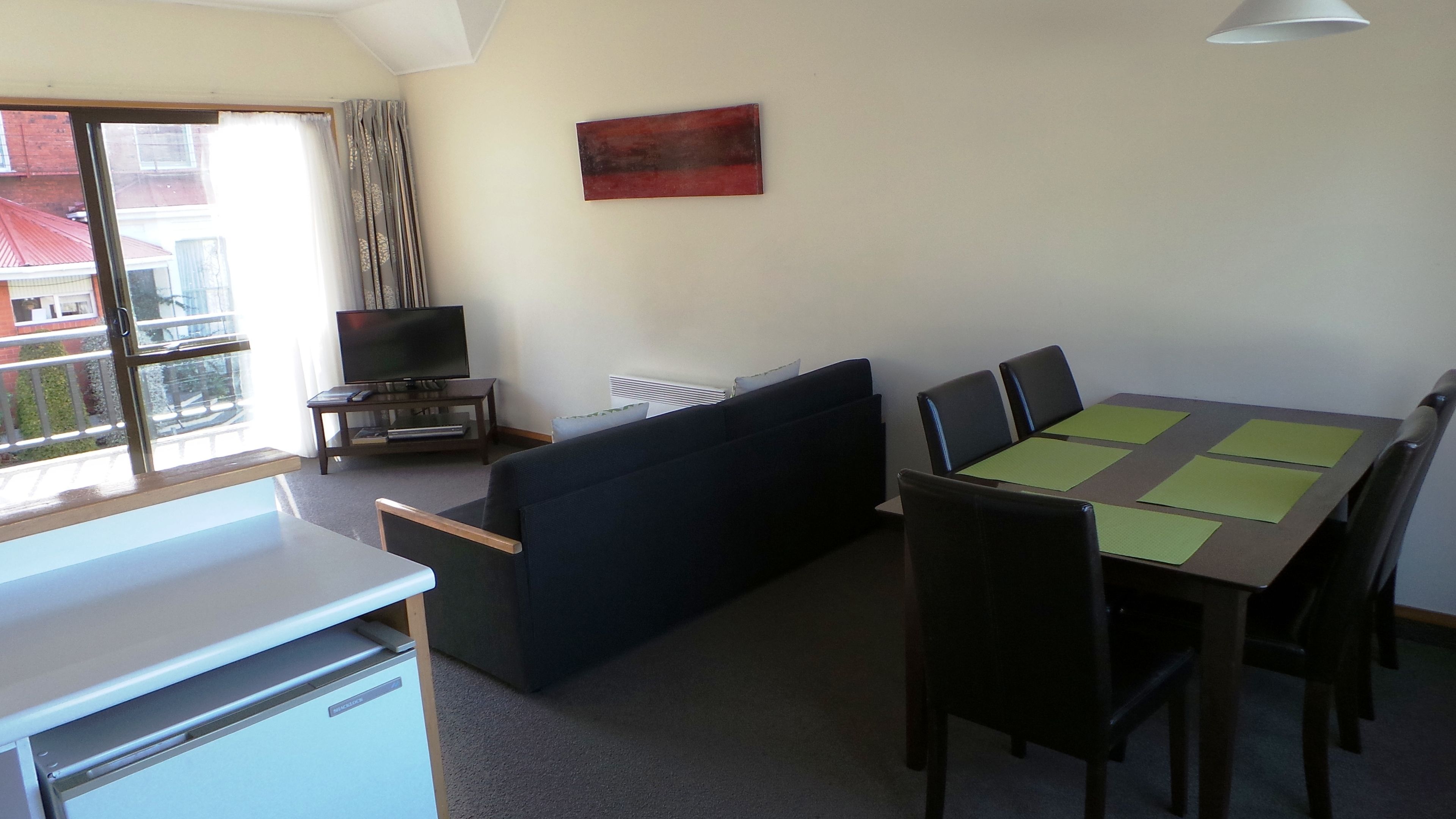 Apartamento Deluxe, 1 habitación | Zona de estar | Una televisión