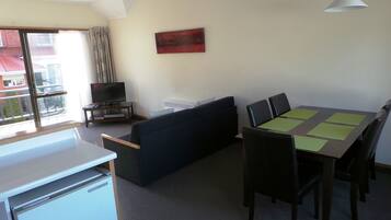 Apartamento Deluxe, 1 habitación | Zona de estar | Una televisión