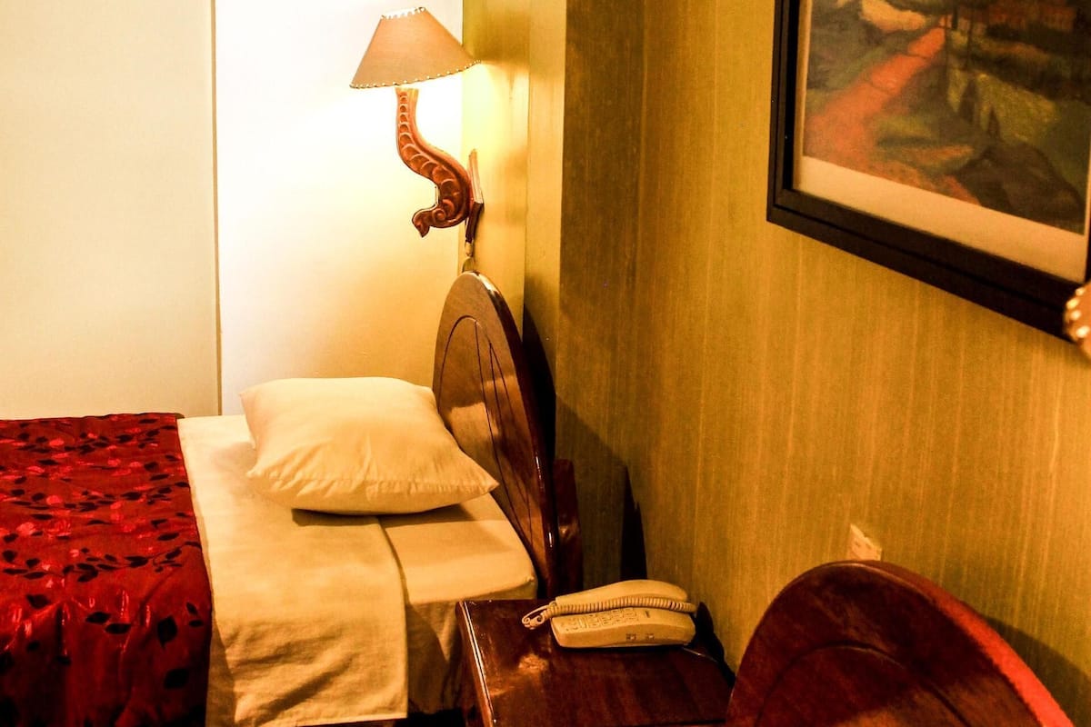 Desk, soundproofing, free WiFi, bed sheets