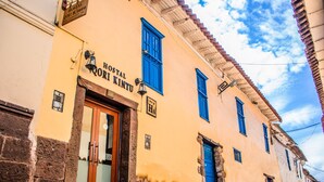 A building with a sign reading "Hostal Kintu." - San Blas Plaza Inn (Cusco)