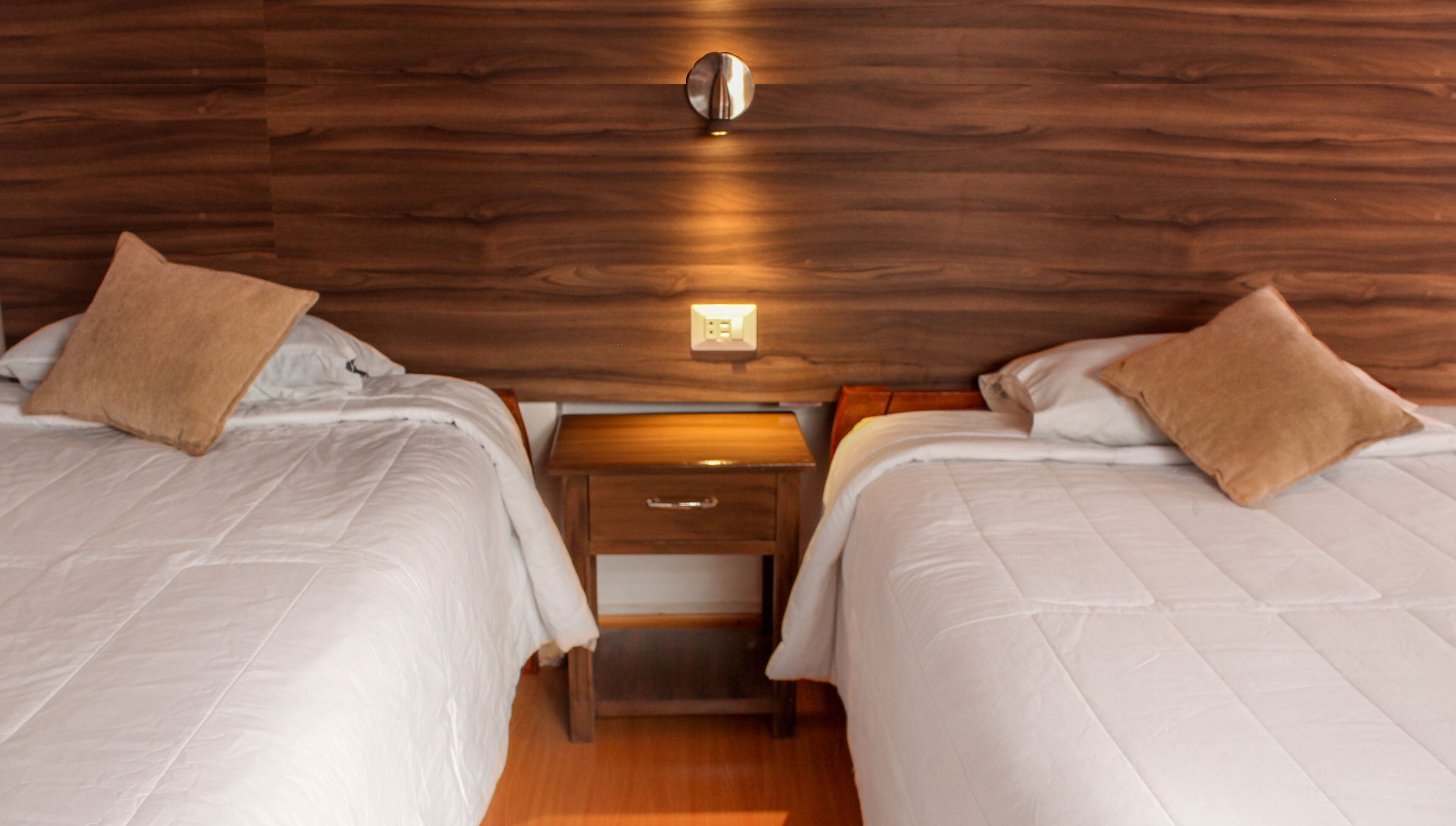 Desk, soundproofing, free WiFi, bed sheets