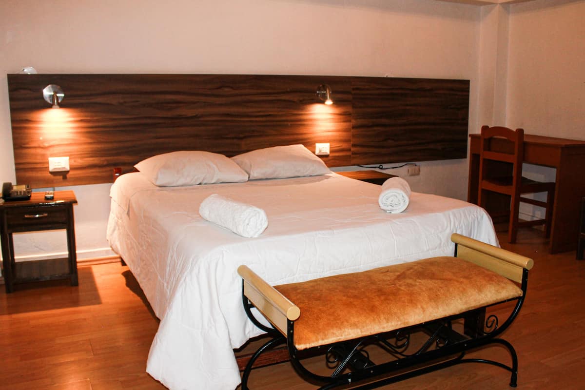 Desk, soundproofing, free WiFi, bed sheets