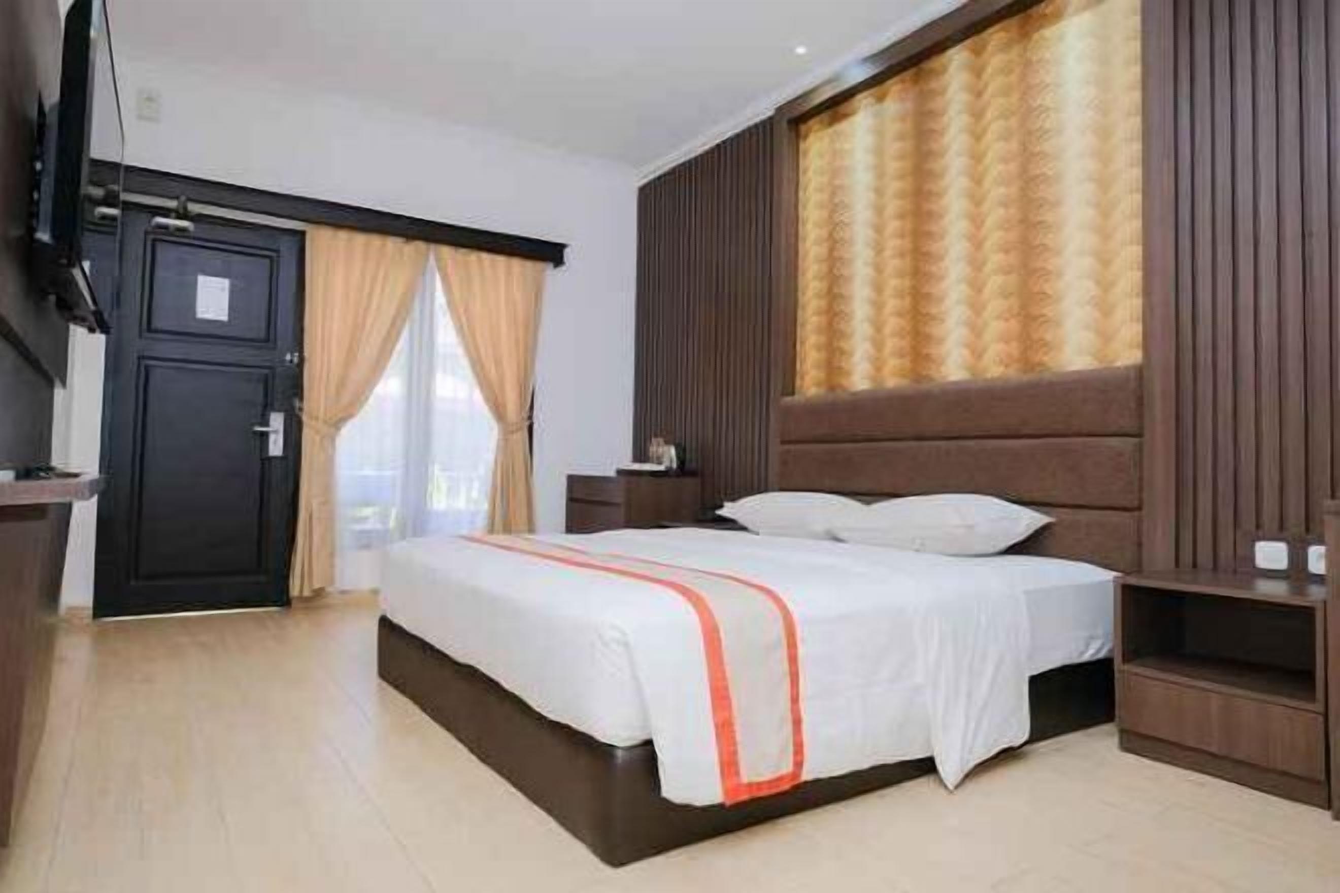 Roupas de cama premium, escrivaninha, cortinas blackout