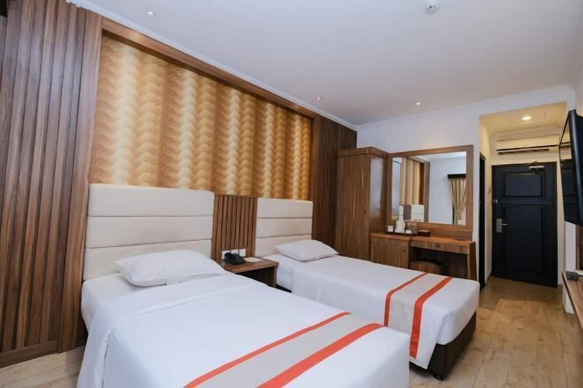 Luxe beddengoed, een bureau, verduisterende gordijnen