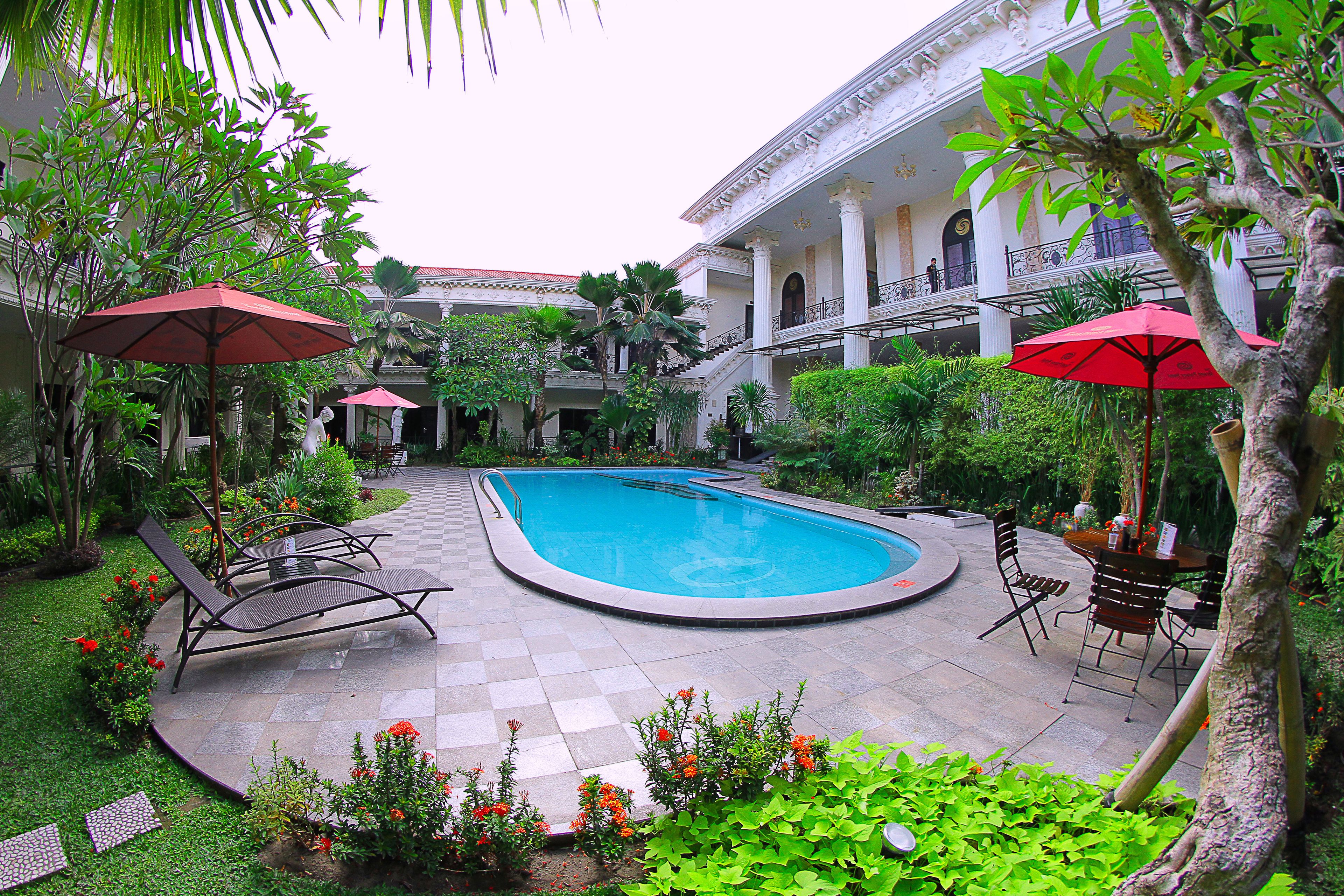 Outdoor pool, pool umbrellas, sun loungers