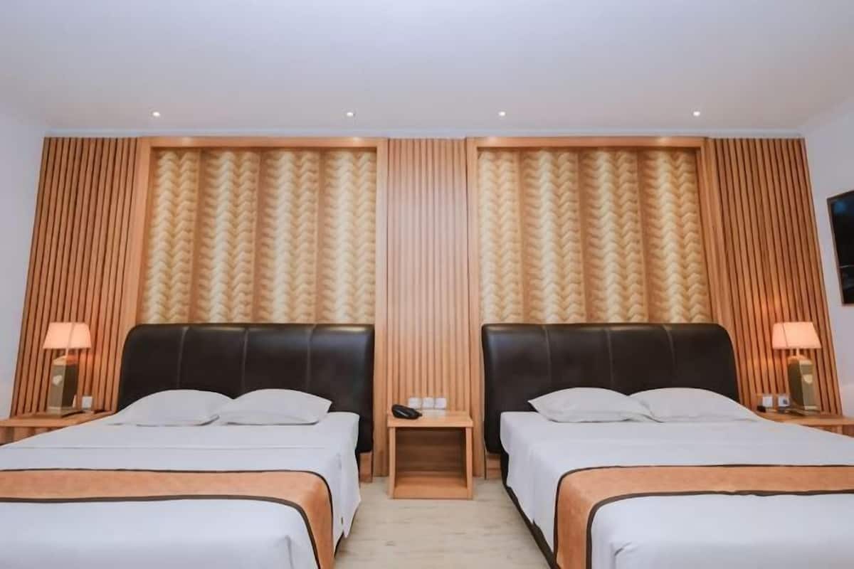 Luxe beddengoed, een bureau, verduisterende gordijnen