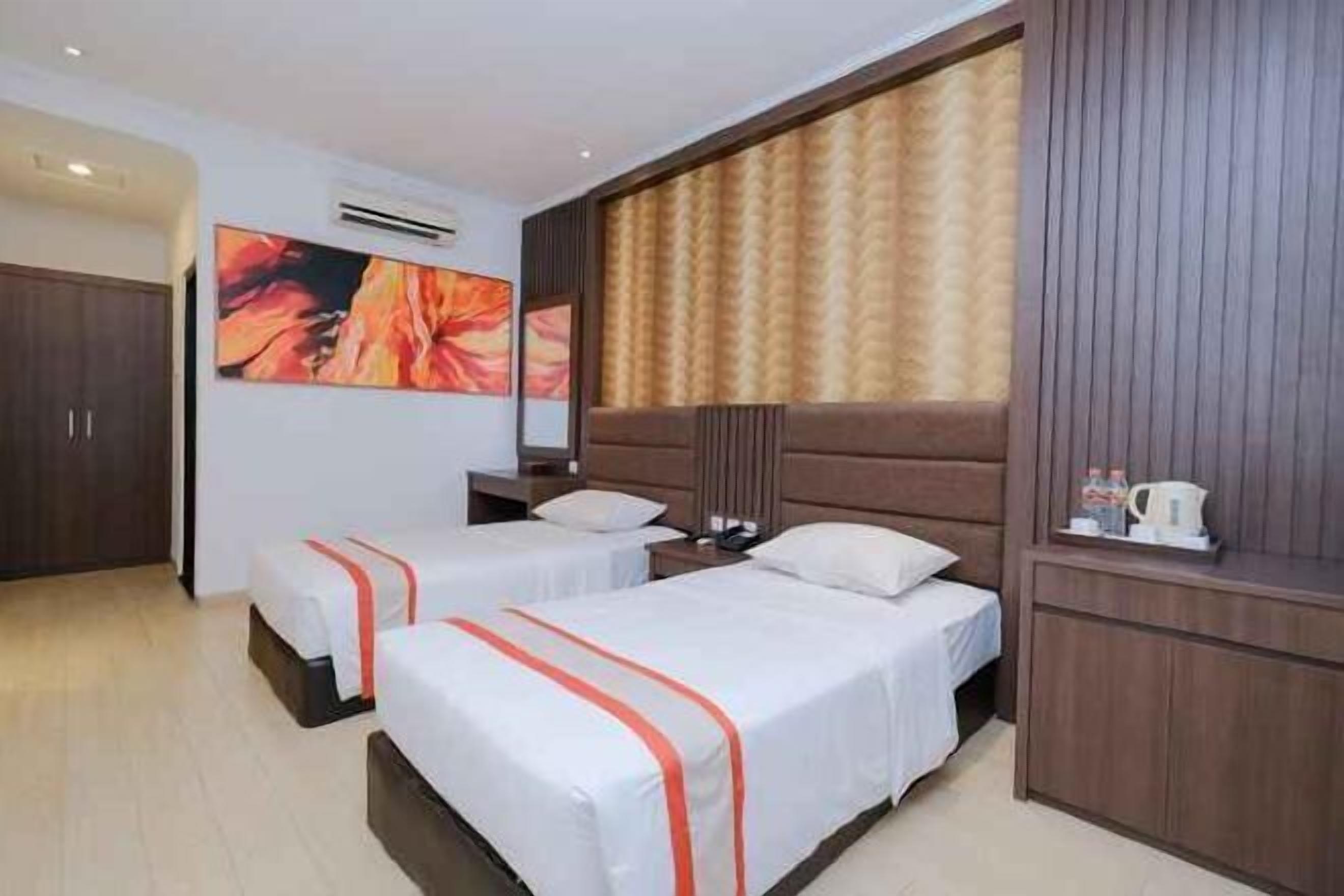 Literie de qualité supérieure, bureau, rideaux occultants