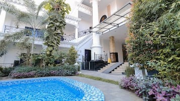 Hồ bơi ngoài trời, dù/ô trên bãi biển/hồ bơi, ghế dài tắm nắng