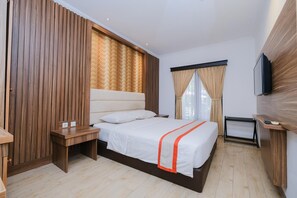 Hochwertige Bettwaren, Schreibtisch, Verdunkelungsvorhänge