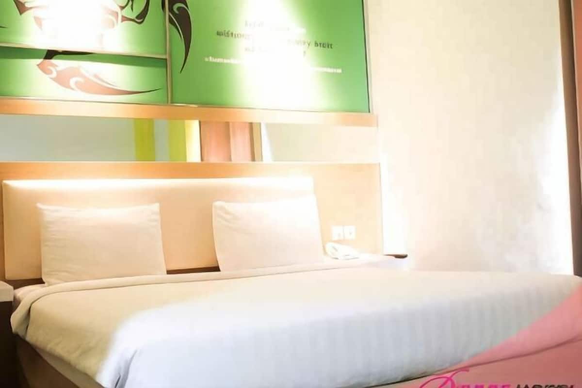In-room safe, free WiFi