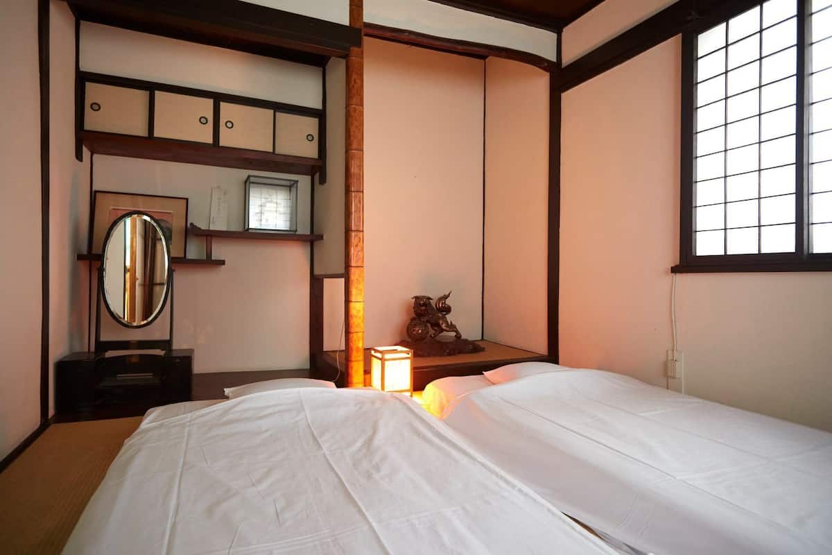 Habitación tradicional con 2 camas individuales, varias camas (For 2 people,Check in time 4pm-10pm) | Wifi gratis y ropa de cama