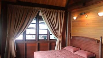 4 bedrooms, cots/infant beds, rollaway beds, free WiFi