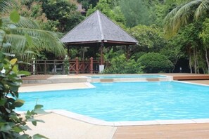 Piscine extérieure, chaises longues