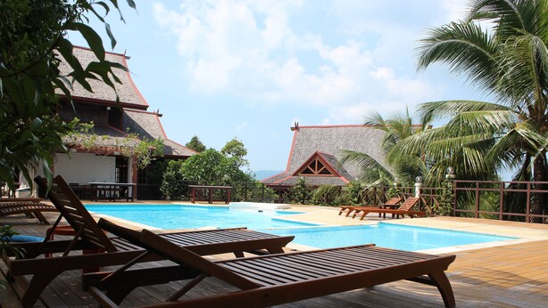 A wooden deck with lounge chairs and a swimming pool. - Villa Del Porto (Langkawi)