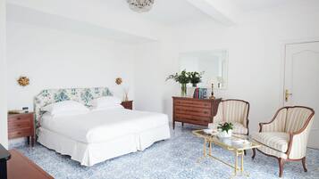 Un dormitorio con cama, cómoda, silla y mesa.