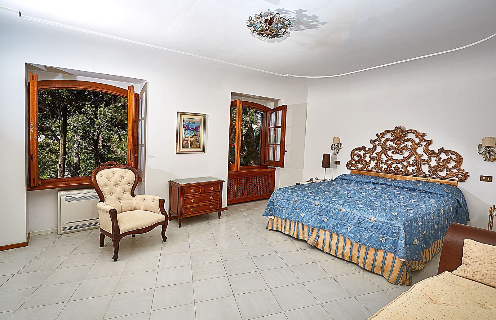 Frigobar, cofres nos quartos, escrivaninha, cortinas blackout