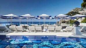 2 piscinas externas, espreguiçadeiras