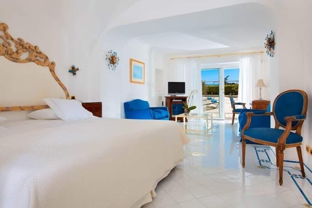 Minibar, in-room safe, desk, blackout drapes